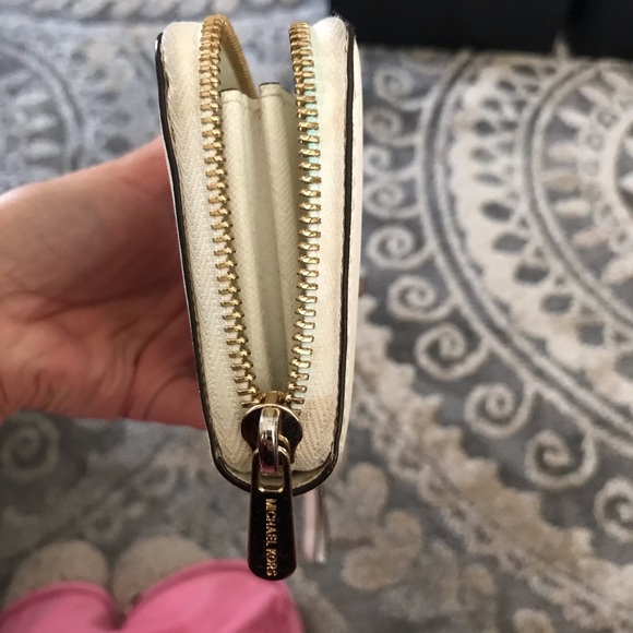 Michael Kors white wristlet/wallet - Picture 4 of 5